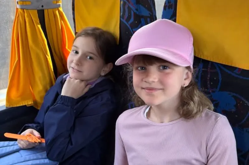 v autobuse