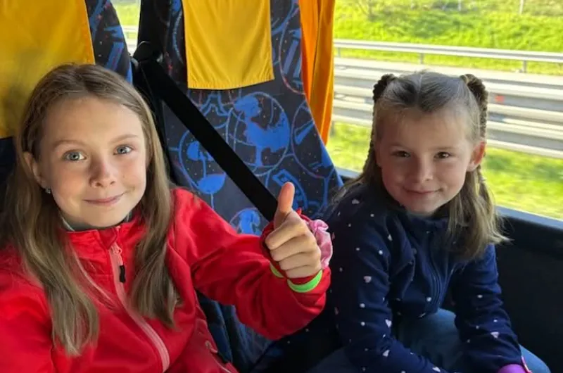 v autobuse