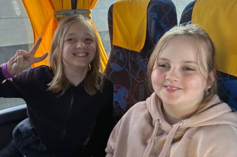 v autobuse
