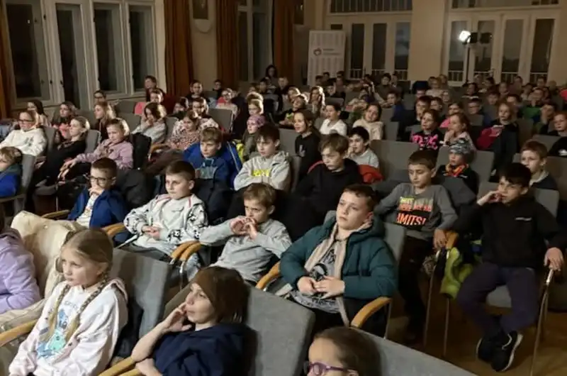 Skupinová fotka v divadle.