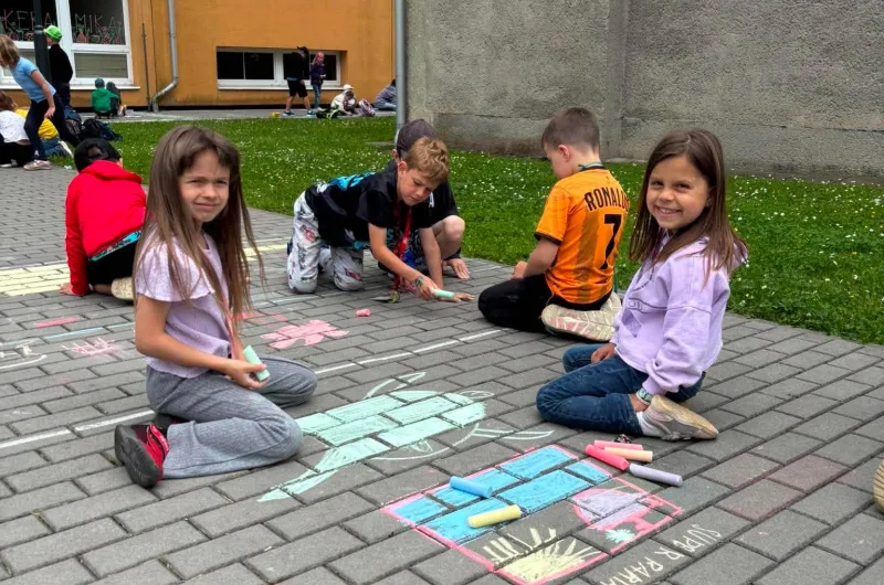 děti malují na chodník