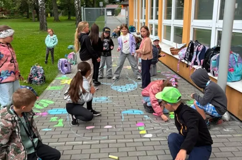 děti malují na chodník