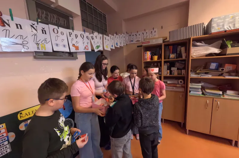 Žáci kupující lízátka.