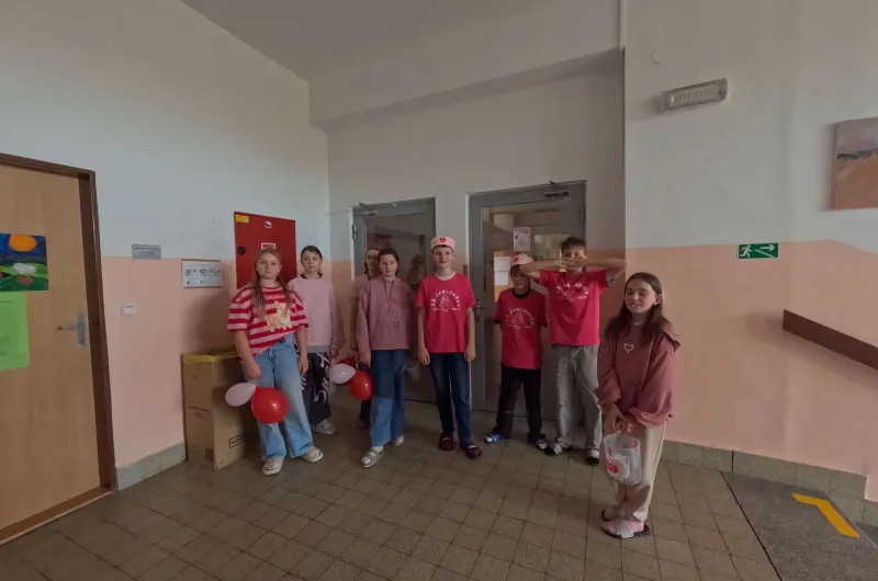 Skupinka žáků, kteří prodávali lízátka 