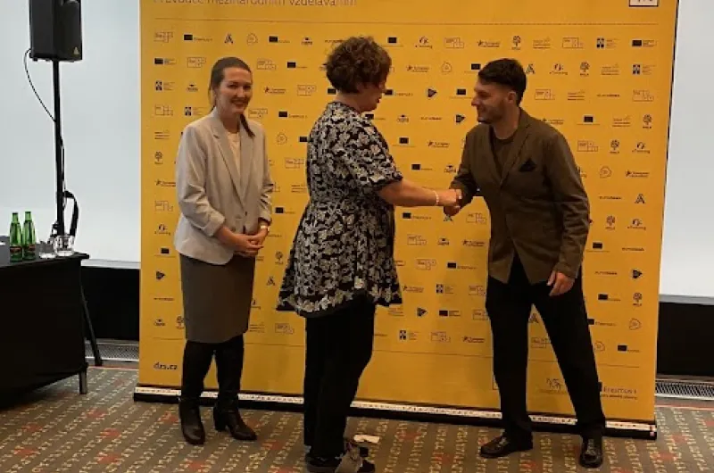 foto předávání certifikátu