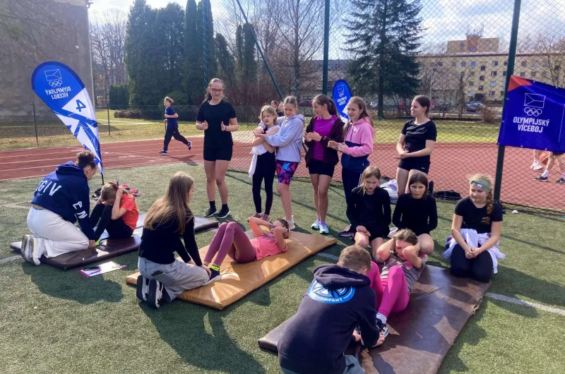 Soutěžící dělají sedy-lehy