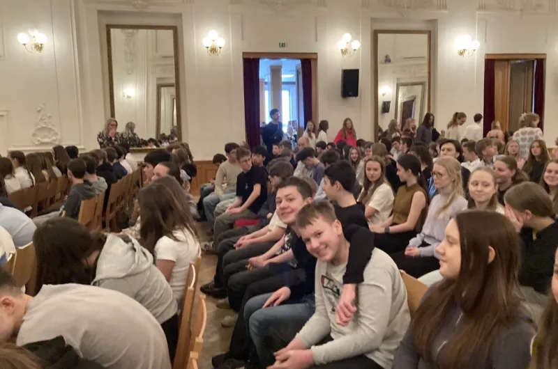 Žáci při čekání na představení.