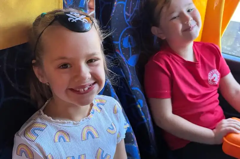 v autobuse