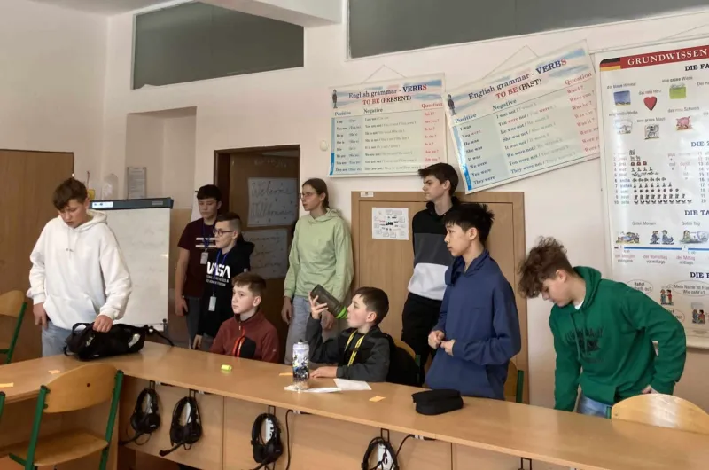 Soutěžící čekají na vyhlášení