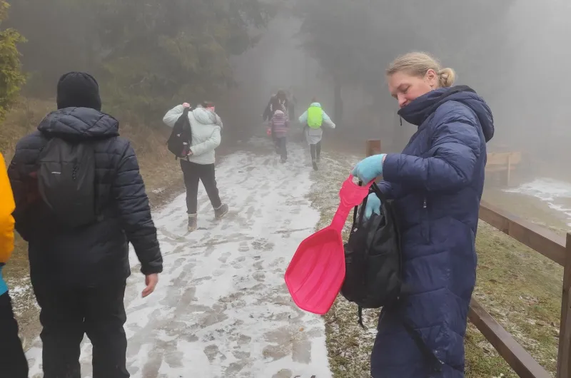 Žáci jdou na výšlap. 