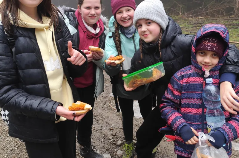 Zastávka a posilnění řezačkami od maminky.