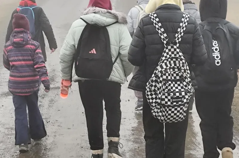 Žáci jdou na výšlap. 