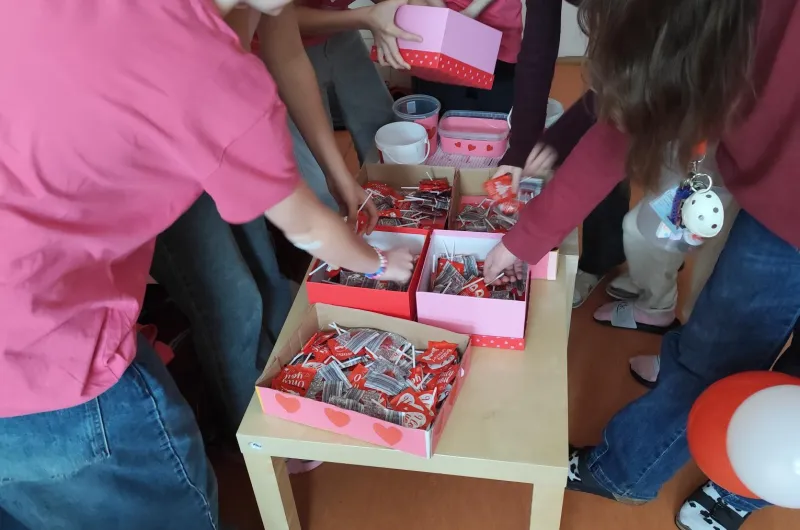 Příprava na prodej lízátek