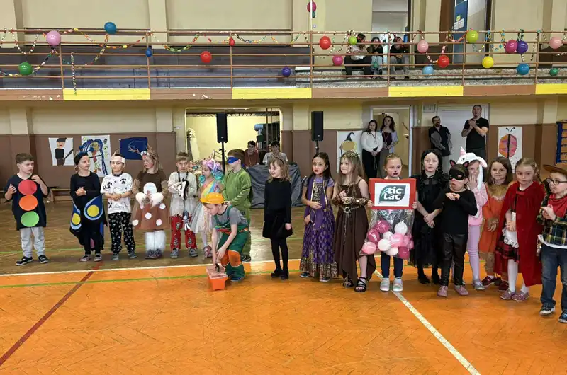 Skupinka dětí v maskách