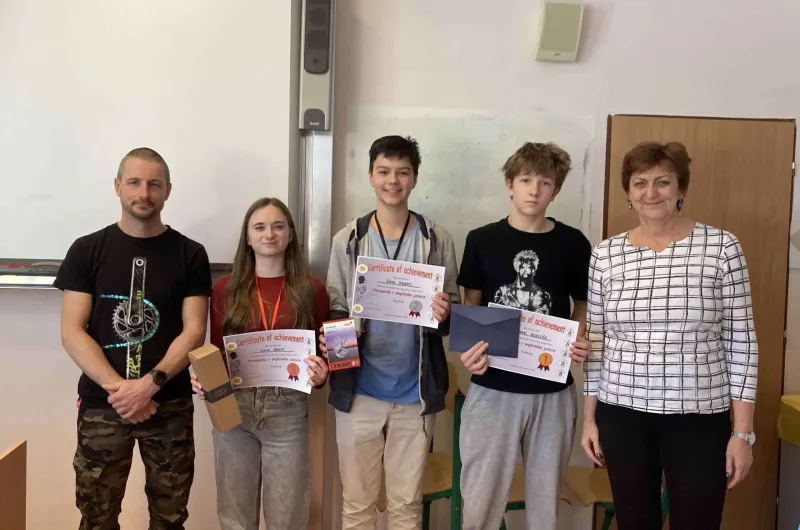 Vítězové starší kategorie s porotou