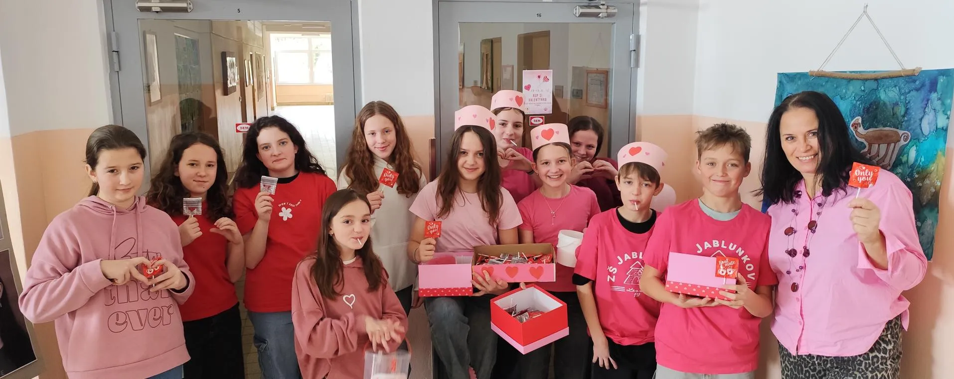 Skupinka žáků, kteří prodávali lízátka 