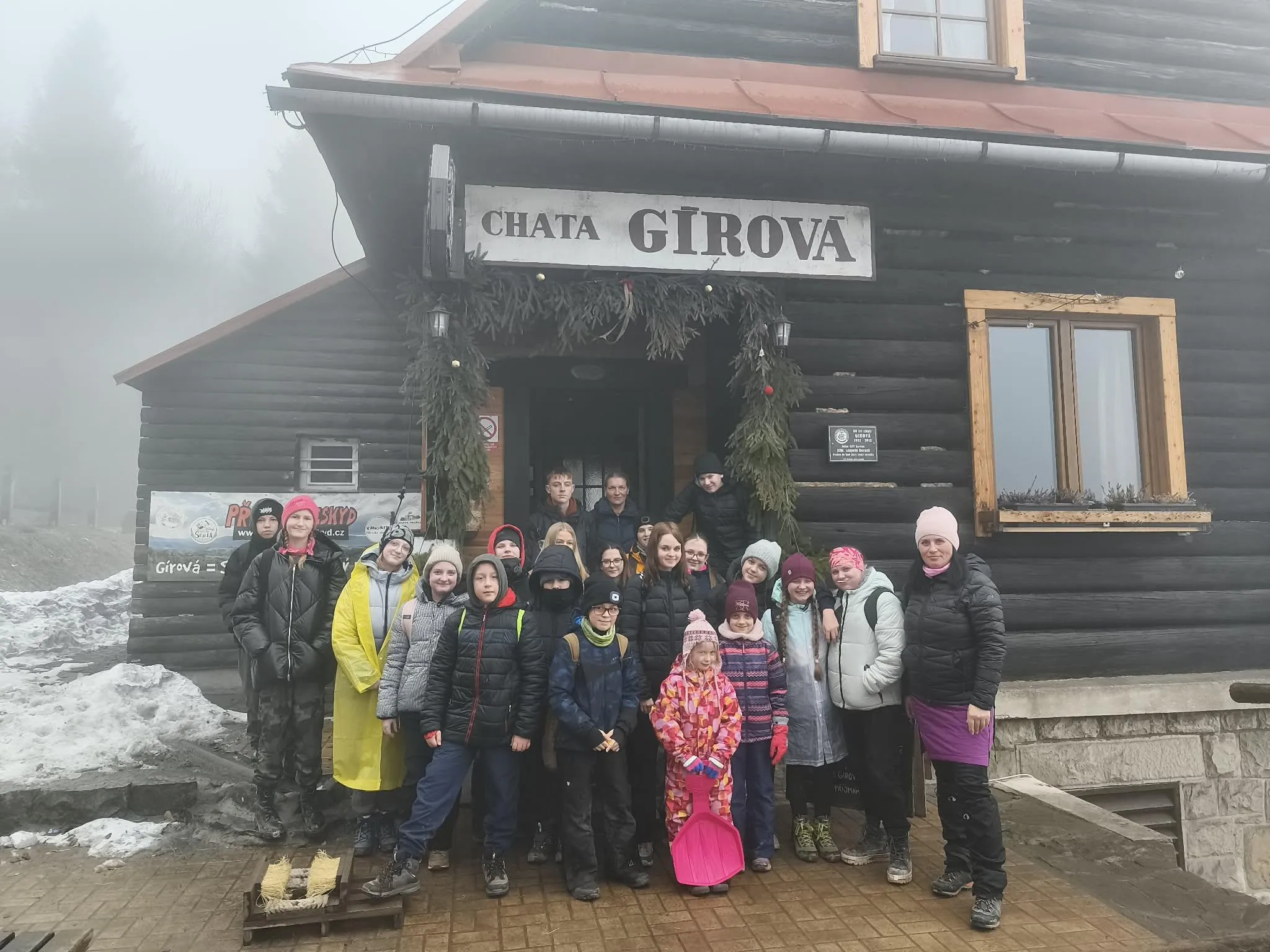 Jedná společná fotka před chatou.